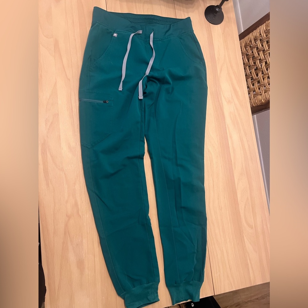 FIGS Green, mid rise Zamora jogger pant